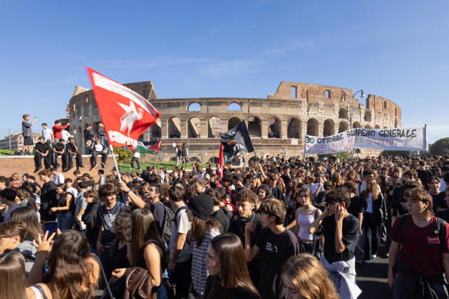 IPA89756014 - Rome, October 16, 2026: Student demonstration in Rome on No Meloni Day against Minister Valditara and the Education Decree-Law  Copyright: xMatteoxNardonex xMatteoxNardonex IPA89756014