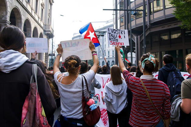 IPA89756925 - Milan, October 16, 2026: student march; Thousands of students demonstrate in support of education and against the cap on foreign students:  Copyright: xGiuliaxSciaccax xGiuliaxSciaccax IPA89756925