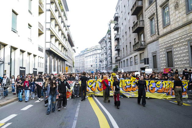 IPA89756917 - Milan, October 16, 2026: student march; Thousands of students demonstrate in support of education and against the cap on foreign students: Copyright: xGiuliaxSciaccax xGiuliaxSciaccax IPA89756917