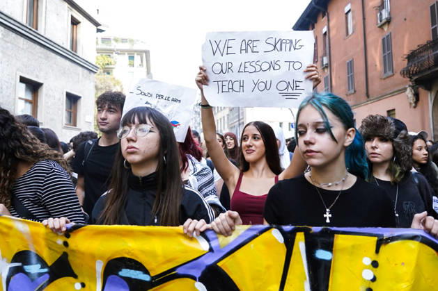 IPA89756943 - Milan, October 16, 2026: student march; Thousands of students demonstrate in support of education and against the cap on foreign students:  Copyright: xGiuliaxSciaccax xGiuliaxSciaccax IPA89756943