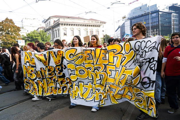 IPA89756963 - Milan, October 16, 2026: student march; Thousands of students demonstrate in support of education and against the cap on foreign students:  Copyright: xGiuliaxSciaccax xGiuliaxSciaccax IPA89756963