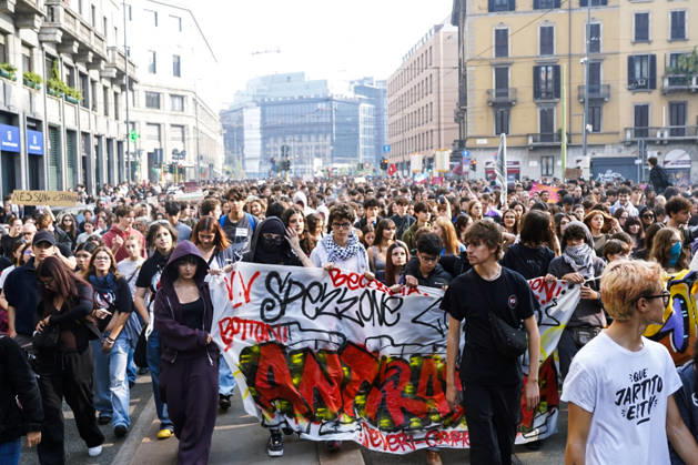 IPA89756974 - Milan, October 16, 2026: student march; Thousands of students demonstrate in support of education and against the cap on foreign students:  Copyright: xGiuliaxSciaccax xGiuliaxSciaccax IPA89756974
