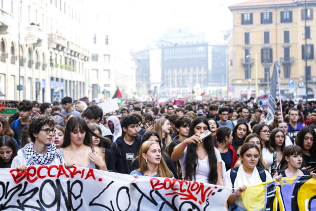 IPA89756988 - Milan, October 16, 2026: student march; Thousands of students demonstrate in support of education and against the cap on foreign students:  Copyright: xGiuliaxSciaccax xGiuliaxSciaccax IPA89756988