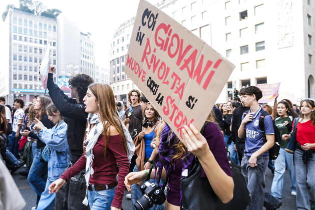 IPA89756922 - Milan, October 16, 2026: student march; Thousands of students demonstrate in support of education and against the cap on foreign students:  Copyright: xGiuliaxSciaccax xGiuliaxSciaccax IPA89756922