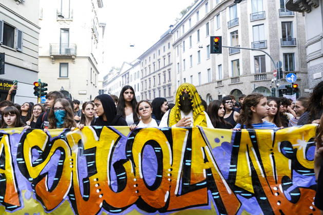 IPA89756941 - Milan, October 16, 2026: student march; Thousands of students demonstrate in support of education and against the cap on foreign students:  Copyright: xGiuliaxSciaccax xGiuliaxSciaccax IPA89756941