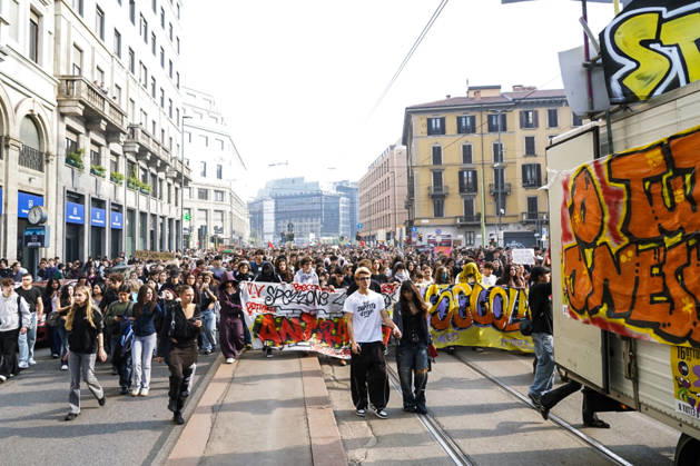 IPA89756971 - Milan, October 16, 2026: student march; Thousands of students demonstrate in support of education and against the cap on foreign students:  Copyright: xGiuliaxSciaccax xGiuliaxSciaccax IPA89756971