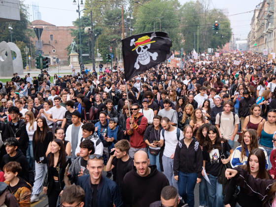 IPA89758478 - Turin, October 16, 2026: Student protests calling for funding for schools, not for war  Copyright: xCostantinoxSergix xCostantinoxSergix IPA89758478