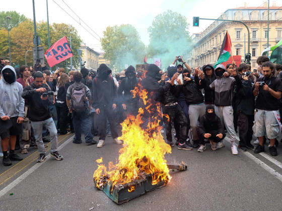 IPA89758542 - Turin, October 16, 2026: Student protests calling for funding for schools, not for war  Copyright: xCostantinoxSergix xCostantinoxSergix IPA89758542