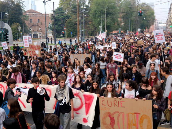 IPA89758481 - Turin, October 16, 2026: Student protests calling for funding for schools, not for war  Copyright: xCostantinoxSergix xCostantinoxSergix IPA89758481