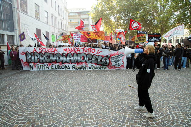 October 16, 2026, Master, Rome, Italy: High school students are participating in the march organized by the Coordination of High School Students to denounce the lack of resources in public schools, staff insecurity, the cost of books and transportation, and the critical issues facing the school system. The demonstration is part of the national student mobilization. Mestre, October 16, 2026 Master Italy  - ZUMAa289 20261016_zia_a289_010 Copyright: xMircoxToniolox xAgfx