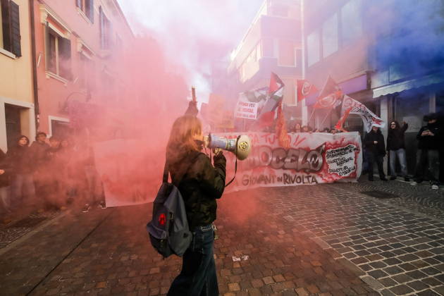 October 16, 2026, Master, Rome, Italy: High school students are participating in the march organized by the Coordination of High School Students to denounce the lack of resources in public schools, staff insecurity, the cost of books and transportation, and the critical issues facing the school system. The demonstration is part of the national student mobilization. Mestre, October 16, 2026 Master Italy  - ZUMAa289 20261016_zia_a289_036 Copyright: xMircoxToniolox xAgfx