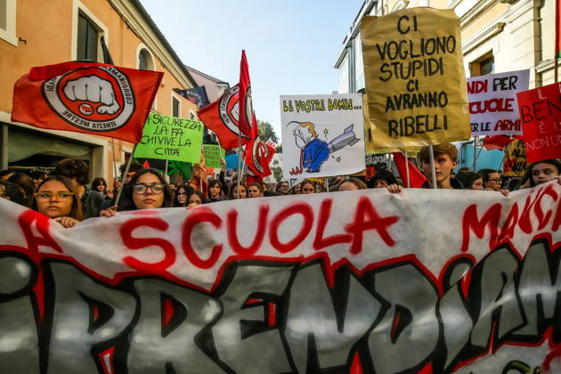 October 16, 2026, Master, Rome, Italy: High school students are participating in the march organized by the Coordination of High School Students to denounce the lack of resources in public schools, staff insecurity, the cost of books and transportation, and the critical issues facing the school system. The demonstration is part of the national student mobilization. Mestre, October 16, 2026 Master Italy  - ZUMAa289 20261016_zia_a289_035 Copyright: xMircoxToniolox xAgfx
