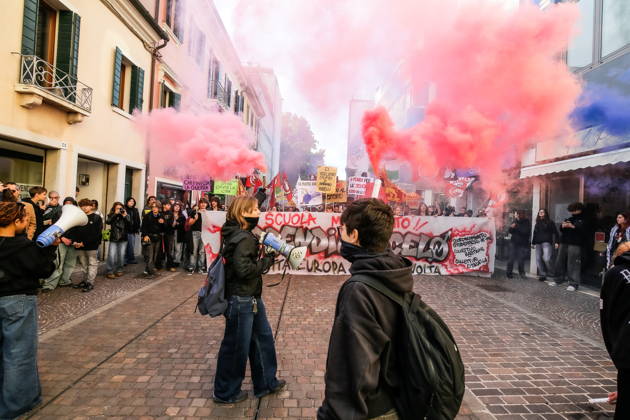 October 16, 2026, Master, Rome, Italy: High school students are participating in the march organized by the Coordination of High School Students to denounce the lack of resources in public schools, staff insecurity, the cost of books and transportation, and the critical issues facing the school system. The demonstration is part of the national student mobilization. Mestre, October 16, 2026 Master Italy  - ZUMAa289 20261016_zia_a289_038 Copyright: xMircoxToniolox xAgfx