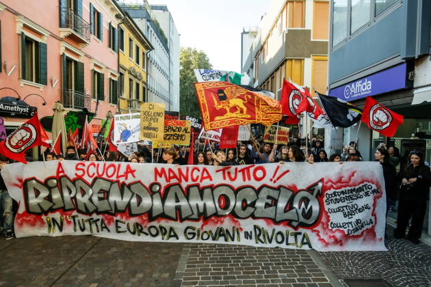 October 16, 2026, Master, Rome, Italy: High school students are participating in the march organized by the Coordination of High School Students to denounce the lack of resources in public schools, staff insecurity, the cost of books and transportation, and the critical issues facing the school system. The demonstration is part of the national student mobilization. Mestre, October 16, 2026 Master Italy  - ZUMAa289 20261016_zia_a289_041 Copyright: xMircoxToniolox xAgfx