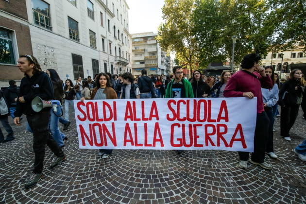 October 16, 2026, Master, Rome, Italy: High school students are participating in the march organized by the Coordination of High School Students to denounce the lack of resources in public schools, staff insecurity, the cost of books and transportation, and the critical issues facing the school system. The demonstration is part of the national student mobilization. Mestre, October 16, 2026 Master Italy  - ZUMAa289 20261016_zia_a289_043 Copyright: xMircoxToniolox xAgfx