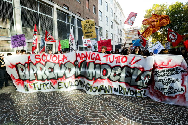 October 16, 2026, Master, Rome, Italy: High school students are participating in the march organized by the Coordination of High School Students to denounce the lack of resources in public schools, staff insecurity, the cost of books and transportation, and the critical issues facing the school system. The demonstration is part of the national student mobilization. Mestre, October 16, 2026 Master Italy  - ZUMAa289 20261016_zia_a289_046 Copyright: xMircoxToniolox xAgfx