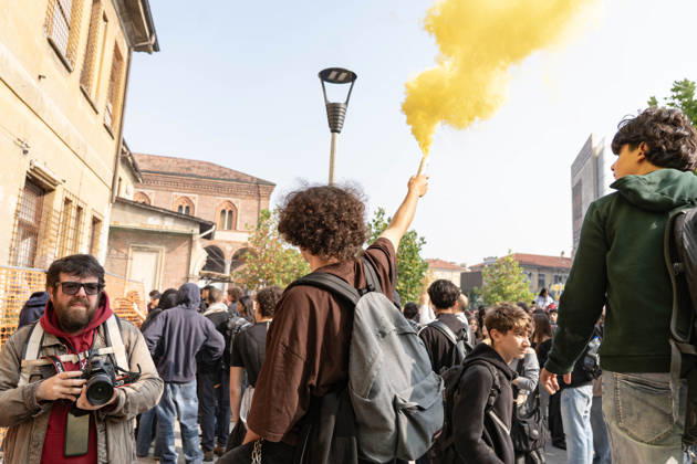 IPA89759957 - Milan, October 16, 26, Largo Cairoli, No One Is a Stranger Student Strike The march ends with the occupation of the building next to the Festa del Perdono State University campus in Sforza  Copyright: xGiuliaxSciaccax xGiuliaxSciaccax IPA89759957