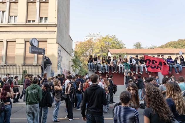 IPA89759965 - Milan, October 16, 26, Largo Cairoli, No One Is a Stranger Student Strike The march ends with the occupation of the building next to the Festa del Perdono State University campus in Sforza  Copyright: xGiuliaxSciaccax xGiuliaxSciaccax IPA89759965