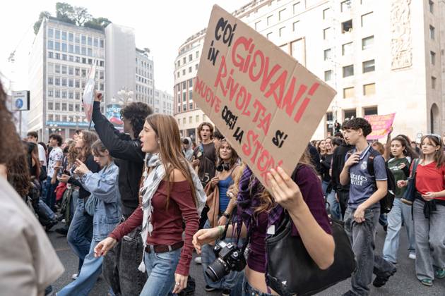 IPA89759906 - Milan, October 16, 26, Largo Cairoli, No One Is a Stranger Student Strike  Copyright: xGiuliaxSciaccax xGiuliaxSciaccax IPA89759906