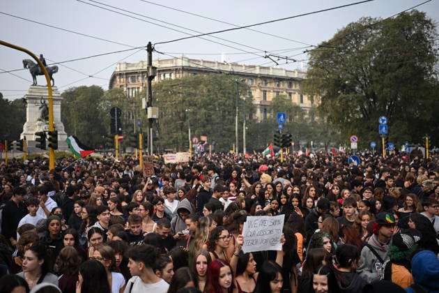 Nationwide school strike in Milan MILAN, ITALY - OCTOBER 16: Students take part in a demonstration during a nationwide school strike in Milan, Italy, on October 16, 2026. Protesters oppose the government s education policies and measures they consider discriminatory towards students of foreign origin, also highlighting demands for higher wages and an end to precarious employment in schools. Piero Cruciatti Anadolu Milan Italy. Editorial use only. Please get in touch for any other usage.  Copyright: x2026xAnadoluxPieroxCruciattix
