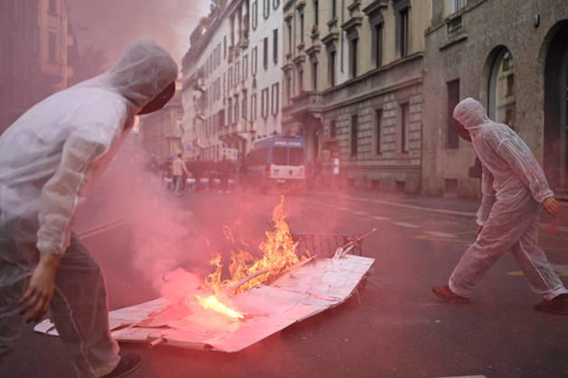 Nationwide school strike in Milan MILAN, ITALY - OCTOBER 16: Students set a banner on fire during a nationwide school strike in Milan, Italy, on October 16, 2026. Protesters oppose the government s education policies and measures they consider discriminatory towards students of foreign origin, also highlighting demands for higher wages and an end to precarious employment in schools. Piero Cruciatti Anadolu Milan Italy. Editorial use only. Please get in touch for any other usage.  Copyright: x2026xAnadoluxPieroxCruciattix