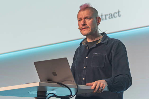 Berlin, 16.10.2026: Auf der NeulandPro Connect 2026 spricht der Publizist und Digital-Vordenker Sascha Lobo am Rednerpult mit seinem Laptop. Die zweitägige KI-Konferenz NeulandPro Connect 2026 findet am 16. und 17. Oktober im Westhafen Event & Convention Center (WECC) in Moabit statt, einem historischen Speichergebäude am Berliner Westhafen. Veranstalter ist NeulandPro, eine Bildungs- und Medienmarke rund um Künstliche Intelligenz. Mit Vorträgen, Workshops und Hackathons richtet sich die Konferenz vor allem an kleine und mittelständische Unternehmen, Gründer und Führungskräfte, die KI praktisch einsetzen wollen; erwartet werden bis zu 1.000 Gäste. NeulandPro Connect 2026 - KI-Konferenz in Berlin