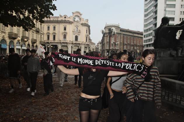 October 16, 2026, Turin, Italy: TURIN, ITALY, OCTOBER 16, 2026: Students demonstrate against deteriorating school buildings, insufficient education funding and job insecurity, calling for greater investment in education rather than military spending. Clashes break out in Piazza Castello, where police use water cannons and charge demonstrators. Earlier along the route, teachers link arms between students and police to prevent confrontation. Turin Italy - ZUMAq101 20261016_zna_q101_122 Copyright: xJulianxNelajx