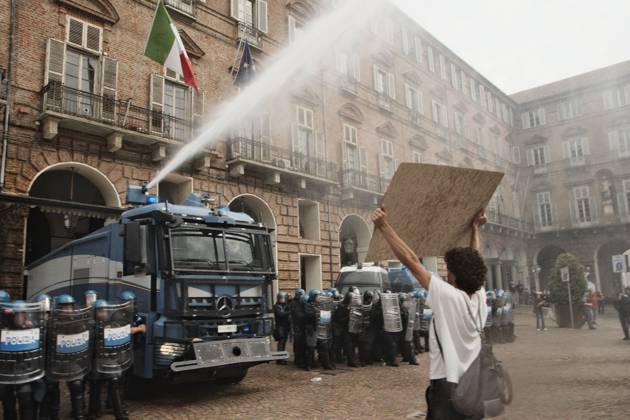 October 16, 2026, Turin, Italy: TURIN, ITALY, OCTOBER 16, 2026: Students demonstrate against deteriorating school buildings, insufficient education funding and job insecurity, calling for greater investment in education rather than military spending. Clashes break out in Piazza Castello, where police use water cannons and charge demonstrators. Earlier along the route, teachers link arms between students and police to prevent confrontation. Turin Italy - ZUMAq101 20261016_zna_q101_135 Copyright: xJulianxNelajx