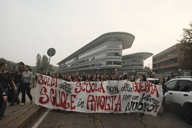 October 16, 2026, Turin, Italy: TURIN, ITALY, OCTOBER 16, 2026: Students demonstrate against deteriorating school buildings, insufficient education funding and job insecurity, calling for greater investment in education rather than military spending. Clashes break out in Piazza Castello, where police use water cannons and charge demonstrators. Earlier along the route, teachers link arms between students and police to prevent confrontation. Turin Italy - ZUMAq101 20261016_zna_q101_148 Copyright: xJulianxNelajx