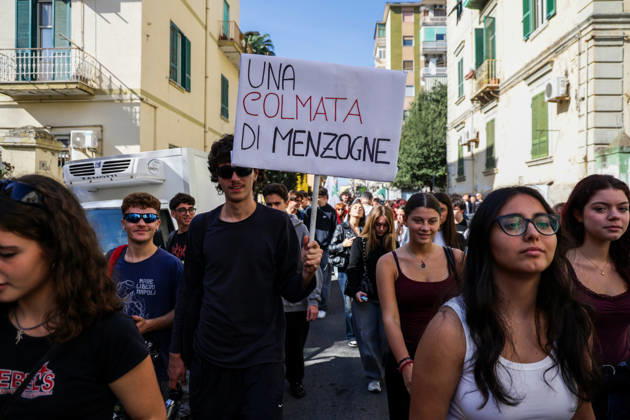 News - Environmental Protest in Bagnoli, Naples NAPLES, ITALY OCTOBER 16, 2026: Environmental activists, students and unemployed people take to the streets in the Bagnoli district of Naples to protest against the municipal administration s handling of the environmental remediation of the former Italsider steelworks site. The demonstration focuses on the ongoing redevelopment works in the area, where facilities for the 38th Louis Vuitton America s Cup, scheduled to take place in Naples in 2027, are being built. Protesters raise concerns about environmental protection, the remediation process and the impact of the project on the local community. Napoli Bagnoli Italy Copyright: xAntonioxBalascox xLiveMediax LPN_2745588
