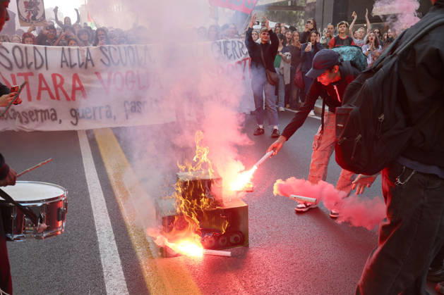 IPA89762456 - Bologna, October 16, 2026. Students and environmentalists gathered to demonstrate in support of the environment and against war on International Climate Day. Pictured is the march organized by OSA (Alternative Student Opposition) and Cambiare Rotta.  Copyright: xRobertoxBrancolinix xRobertoxBrancolini Ipax IPA89762456