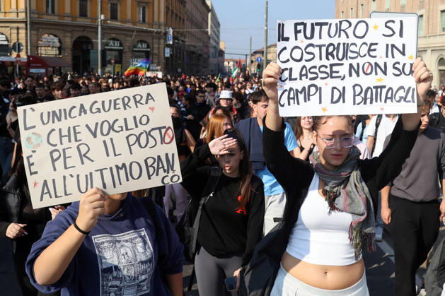 IPA89762468 - Bologna, October 16, 2026. Students and environmentalists gathered to demonstrate in support of the environment and against war on International Climate Day. Pictured is the march organized by OSA (Alternative Student Opposition) and Cambiare Rotta.  Copyright: xRobertoxBrancolinix xRobertoxBrancolini Ipax IPA89762468