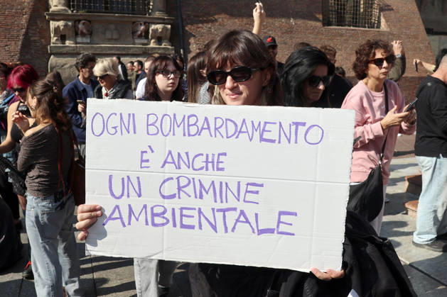 IPA89762537 - Bologna, October 16, 2026. Students and environmentalists gathered to demonstrate in support of the environment and against war on International Climate Day. Pictured is the march organized by Extinction Rebellion and Legambiente.  Copyright: xRobertoxBrancolinix xRobertoxBrancolini Ipax IPA89762537