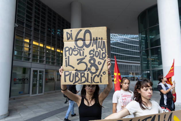 IPA89762905 - Milan, October 16, 2026, Via Melchiorre Gioia, Palazzo Lombardia. Pictured: The protest by young UDU students who had set up tents at BAM Park in Porta Nuova; the demonstration in front of the Regional Government Building with smoke bombs and signs.  Copyright: xFrancescoxEnriquezx xFrancescoxEnriquezx IPA89762905