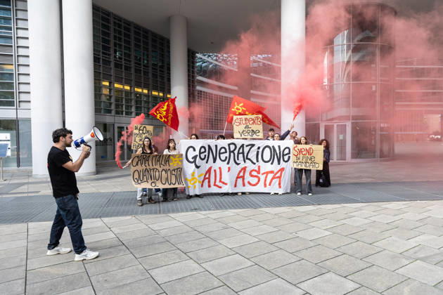 IPA89762913 - Milan, October 16, 2026, Via Melchiorre Gioia, Palazzo Lombardia. Pictured: The protest by young UDU students who had set up tents at BAM Park in Porta Nuova; the demonstration in front of the Regional Government Building with smoke bombs and signs.  Copyright: xFrancescoxEnriquezx xFrancescoxEnriquezx IPA89762913