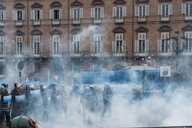 Reportage - Student strike in Turin The police begin firing tear gas at the crowd of students during Student strike in Turin, Reportage in Turin, Italy, October 16 2026 Turin City of Turin Italy Copyright: xCamillaxBaronettox xLiveMediax LPN_2746380