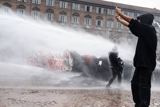 Reportage - Student strike in Turin Police turn on the water cannon against protesters in Piazza Castello during Student strike in Turin, Reportage in Turin, Italy, October 16 2026 Turin City of Turin Italy Copyright: xCamillaxBaronettox xLiveMediax LPN_2746393