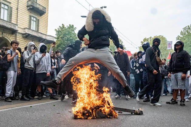 Reportage - Student strike in Turin Some students jump over the fire set by the paper tank during Student strike in Turin, Reportage in Turin, Italy, October 16 2026 Turin City of Turin Italy Copyright: xCamillaxBaronettox xLiveMediax LPN_2746420