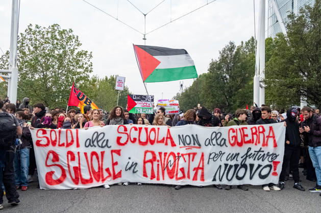 IPA89764408 - The march in front of Porta Susa Station during the student strike in Turin; Report from Turin, Italy, October 16, 2026  Copyright: xCamillaxBaronetto LiveMediax xCamillaxBaronetto LiveMediax IPA89764408