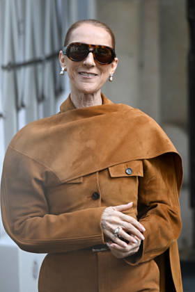 Celine Dion Leaves Her Hotel - Paris Celine Dion spend time with fans before going to the venue, hotel Royal Monceau in Paris, France on October 16, 2026. Photo by Lionel Urman ABACAPRESS.COM Paris France  Copyright: xUrmanxLionel ABACAx