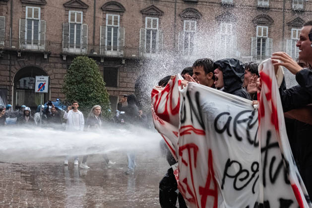 IPA89764432 - Police use water cannons against protesters in Piazza Castello during a student strike in Turin; Report from Turin, Italy, October 16, 2026  Copyright: xCamillaxBaronetto LiveMediax xCamillaxBaronetto LiveMediax IPA89764432
