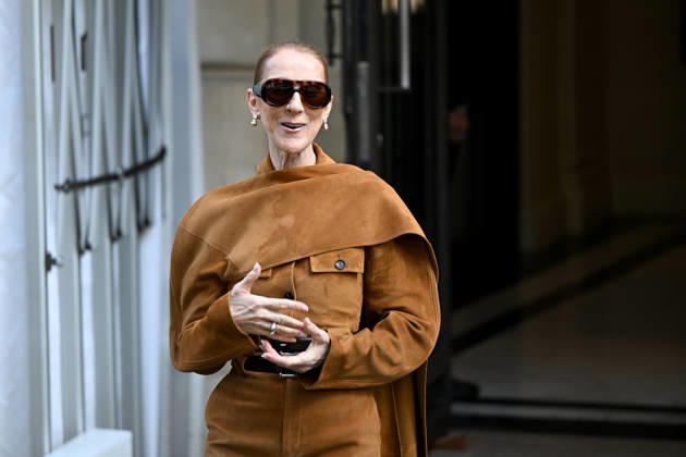 Céline Dion and her fans in front of the Royal Monceau Hotel in Paris on Saturday, October 16. Céline Dion spends time with fans before heading to the venue, the Royal Monceau Hotel in Paris, France 460514 2026 10 16 Paris France Dion, Céline  Copyright: xL.Urmanx xStarfacex STAR_460514_015