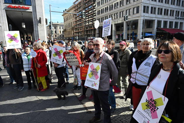 Rally calling for an AfD ban in Berlin BERLIN, GERMANY - OCTOBER 16: People take part in a rally near the Bundesrat calling for proceedings to ban the far-right Alternative for Germany (AfD) party and urge North Rhine-Westphalia Minister-President Hendrik Wüst to support their demand, as he is set to be elected President of the Bundesrat that day, in Berlin, Germany, on 16 October 2026. The rally is organized by the alliance NRW Appeal: AfD Ban Now , which reportedly collected more than 120,000 signatures in support of an AfD ban in North Rhine-Westphalia and is urging the Bundesrat to initiate proceedings before the Federal Constitutional Court to ban the party. Volodymyr Sindieiev Anadolu Berlin Germany. Editorial use only. Please get Copyright: x2026xAnadoluxVolodymyrxSindieievx