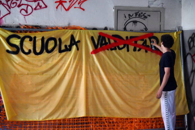 IPA89766363 - Milan, October 16, 2026: Student protest, occupation of the former morgue  Copyright: xMaurizioxMaulex xMaurizioxMaulex IPA89766363