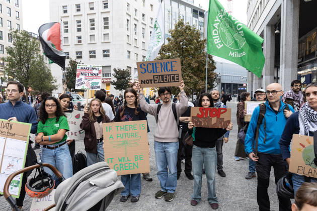 IPA89767292 - Milan, October 16, 2026, Piazza San Babila, Fridays for Future Italy rally, global climate strike photos of climate and environmental activists:  Copyright: xFrancescoxEnriquezx xFrancescoxEnriquezx IPA89767292