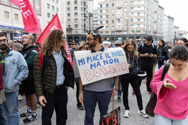 IPA89767311 - Milan, October 16, 2026, Piazza San Babila, Fridays for Future Italy rally, global climate strike photos of climate and environmental activists:  Copyright: xFrancescoxEnriquezx xFrancescoxEnriquezx IPA89767311