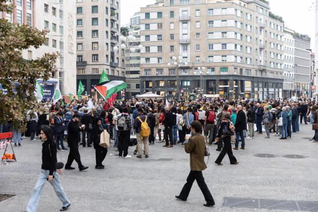 IPA89767255 - Milan, October 16, 2026, Piazza San Babila, Fridays for Future Italy rally, global climate strike photos of climate and environmental activists:  Copyright: xFrancescoxEnriquezx xFrancescoxEnriquezx IPA89767255