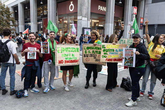 IPA89767309 - Milan, October 16, 2026, Piazza San Babila, Fridays for Future Italy rally, global climate strike; climate and environmental activists in photos: Brazilian activists supporting Lula and the Amazon against Bolsonaro  Copyright: xFrancescoxEnriquezx xFrancescoxEnriquezx IPA89767309