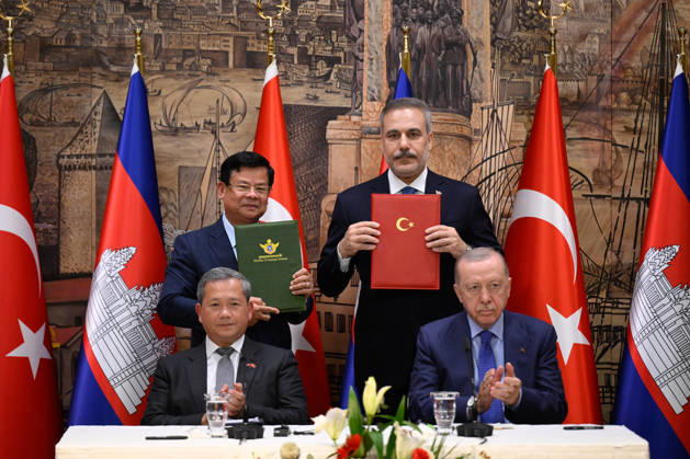 News Bilder des Tages Turkiye and Cambodia sign Military Framework Agreement ISTANBUL, TURKIYE - OCTOBER 16: Turkish President Recep Tayyip Erdogan and Cambodian Prime Minister Hun Manet witness the signing of the Military Framework Agreement between Turkiye and Cambodia at the Dolmabahce Presidential Office in Istanbul, Turkiye on October 16, 2026. The defense pact was signed by Turkish Foreign Minister Hakan Fidan on behalf of Turkiye and Cambodian Secretary of State for National Defense Prak Sovanna on behalf of Cambodia, formalizing military training, tactical exchange, and defense industry cooperation. Arif Hudaverdi Yaman Anadolu Istanbul Turkey. Editorial use only. Please get in touch for any other usage.  Copyright: x2026xAnadoluxArifxHudaverdixYamanx