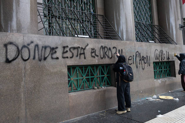 October 16, 2026, Buenos Aires, Buenos Aires, Argentina: Protesters write on a wall during clashes with police. Buenos Aires Argentina - ZUMAp265 20261016_zip_p265_041 Copyright: xDelfinaxCorberaxPix